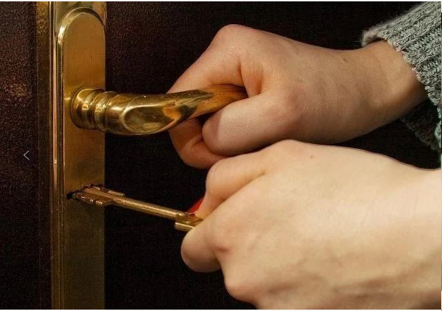 开锁是一门神奇的技艺,为何相同的钥匙才能打开同一把锁呢?